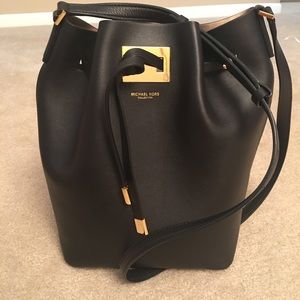 Michael Kors Miranda LG Drawstring Messenger